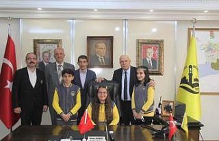 Başkan Pekmezci’nin koltuğuna oturan küçük...