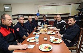 Başkan Savran itfaiyecilerle sahurda buluştu