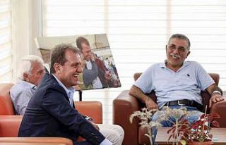Başkan Seçer, Emekli Evinde yaşlılarla bayramlaştı