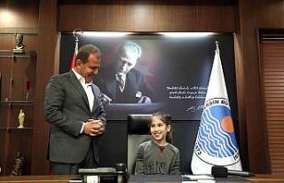 Başkan Seçer, koltuğunu 4’üncü sınıf öğrencisi...