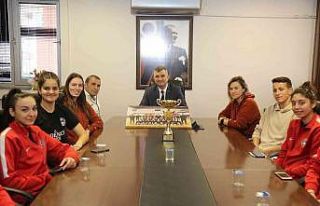 Başkan Sezer şampiyon kızlara başarılar diledi