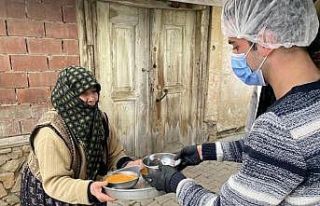 Başkan Sülük, Alpaslan Türkeş için helva dağıttı