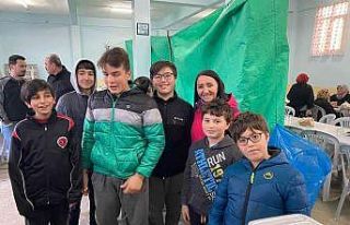 Başkan Tekin çocuklarla yemek alma sırasına girdi