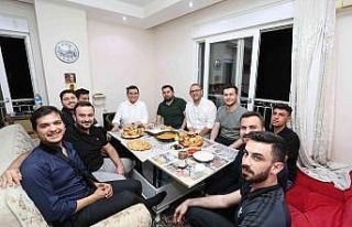 Başkan Tütüncü, öğrenci sahur konuğu oldu