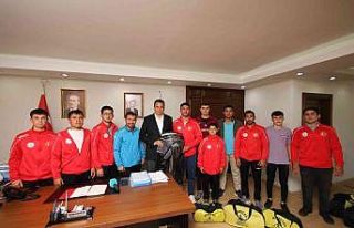 Başkan Ulutaş’tan güreşçilere kispet