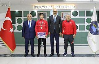 Başkan Vekili Aydın başarılı sporcuyu ödüllendirdi