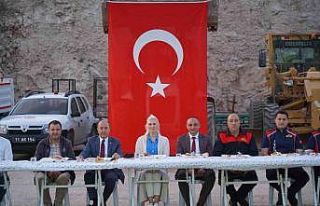 Başkan Vekili Subaşı sahada çalışanlarıyla...