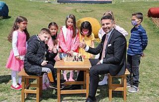 Başkan Yüzügüllü çocuklarla satranç etkinliğinde...