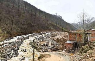 Başkan Zorluoğlu heyelan bölgesinde incelemelerde...