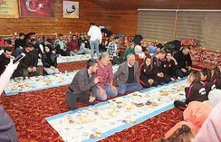 Başkandan öğrenciler ve güreşçilere iftar yemeği
