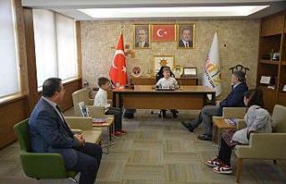 Başkanlık koltuğuna Dayınlar İlkokulu öğrencileri...