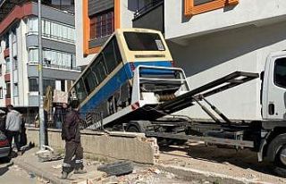 Başkent’te freni patlayan dolmuş ATM’lere daldı