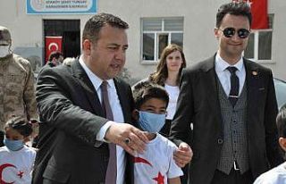 Başsavcı Aygün, çocuklarla fidan dikti