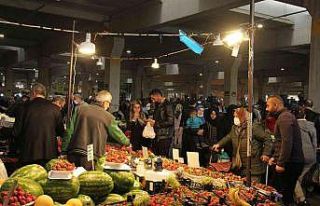 Bayram alışverişi pazarda adım atacak yer bırakmadı