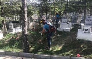 Bayram öncesi mezarlıklar bakıma alındı
