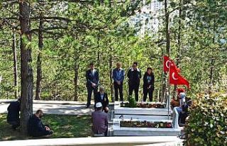 Belediye ekipleri şehitliklerde kabir bakımlarını...