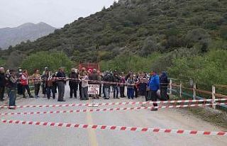 Belediyenin altı yıl önce kapattığı yol mahalleliyi...