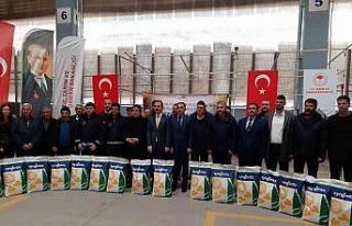 Biga’da üreticilere ayçiçeği tohumu dağıtıldı