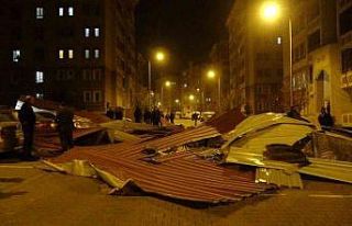 Bingöl’de şiddetli rüzgar çatıları uçurdu,...