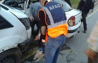 Bitlis’te minibüs ile otomobil çarpıştı: 2...