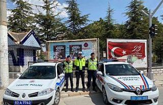 Bolvadin’de polis ve jandarma sürücüleri afişlerle...