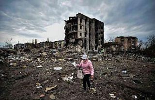 Borodyanka’da müzisyen yıkılan binaların önünde...