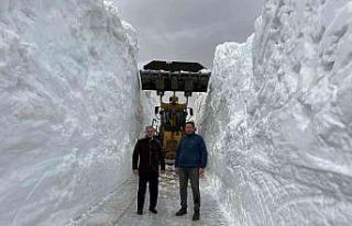 Bu fotoğraflar dün çekildi: İki insan boyu kar