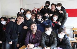 Bu öğretmenin on parmağında on marifet