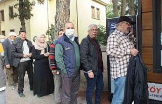 Burhaniye’de Büyükşehir pidesi yoğun ilgi gördü