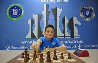 Bursa Büyükşehir Belediyesporlu satranççı Ediz...