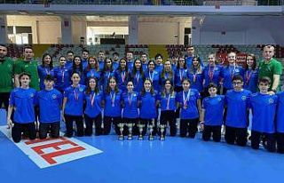 Bursa Büyükşehir voleybol takımları 5 kupa kazandı