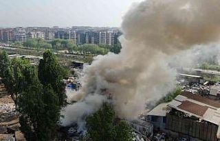 Bursa’da geri dönüşüm tesisindeki yangın havadan...