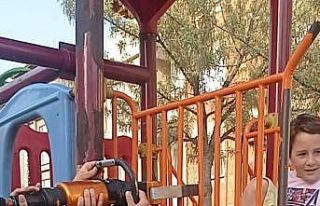 Bursa’da kaydırak demirlerine sıkışan çocuğu...