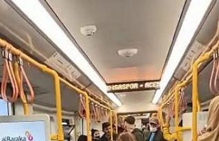 Bursa’da metroda maske takmayan gençleri uyaran...