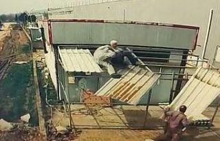 Bursa’da onarım yaparken çatıdan böyle düştü