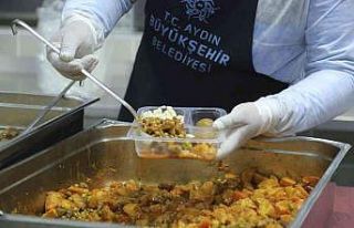 Büyükşehir Belediyesi vatandaşları iftar sofralarında...