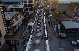 Caddeyi trafiğe kapattılar, 12 bin kişi aynı sofrada...