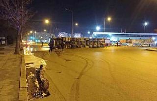 Cam yüklü tır devrildi, yol kısman ulaşıma kapandı