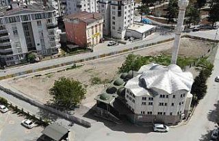 Caminin kendi arazisi üzerindeki kısmını bariyerlerle...