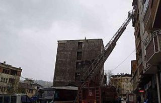 Çatı katındaki yangın itfaiye ekiplerince söndürüldü