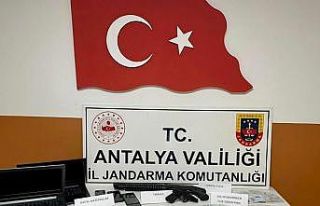 Cep telefonu satan işyerinde yasadışı bahis oynatan...