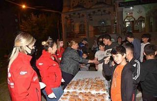 Ceyhan’da teravih sonrası cemaate tatlı ikramı