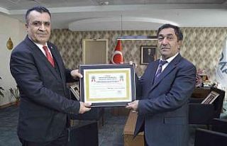 Çiftçi dostu başkana, şeref belgesi