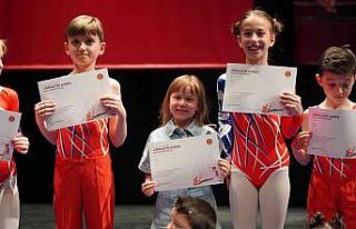 Cimnastik kursu öğrencileri yeteneklerini sergiledi,...