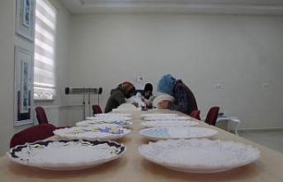 Çini seramikler Bayburtlu kadınların ellerinde...
