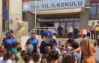 Cizre’de polisler çocukların bayramına eşlik...