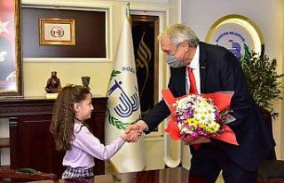 Çocuk Belediye Başkanı makam koltuğuna oturdu