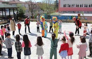 Çocuklar 23 Nisan etkinliğinde doyasıya eğlendi