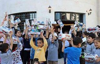 Çocuklar animasyon filmi izleyerek bayramı erken...