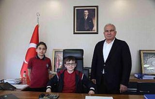 Çocuklar koltuğa oturdu, Başkan Tollu projelerini...